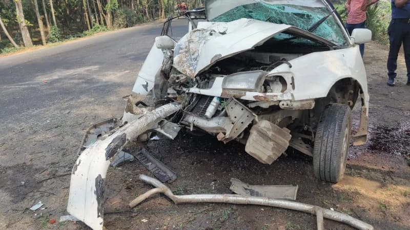 নাটোরের প্রাইভেটকার নিয়ন্ত্রন হারিয়ে গাছের সাথে ধাক্বা, বাবা মেয়ে নিহত আহত ২ নাটোরের প্রাইভেটকার নিয়ন্ত্রন হারিয়ে গাছের সাথে ধাক্বা, বাবা মেয়ে নিহত আহত ২