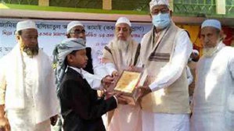 কোরআনে হাফেজ সাত মাসে স্কুলশিক্ষার্থী জুবায়ের কোরআনে হাফেজ সাত মাসে স্কুলশিক্ষার্থী জুবায়ের