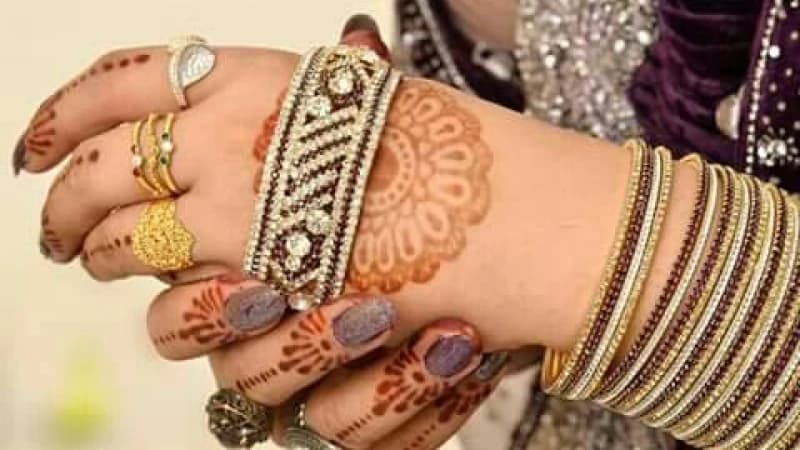 হাতে পুরনো চুড়ি ফিট করার উপায় হাতে পুরনো চুড়ি ফিট করার উপায়