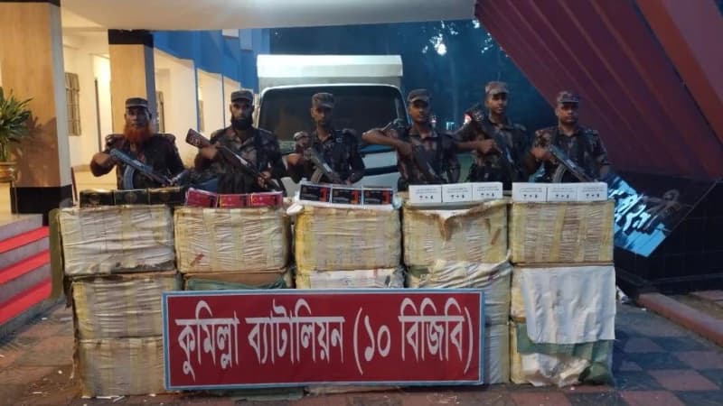 কুমিল্লায় ৫ কোটি টাকার ভারতীয় মোবাইল ডিসপ্লে আটক করেছে বিজিবি কুমিল্লায় ৫ কোটি টাকার ভারতীয় মোবাইল ডিসপ্লে আটক করেছে বিজিবি