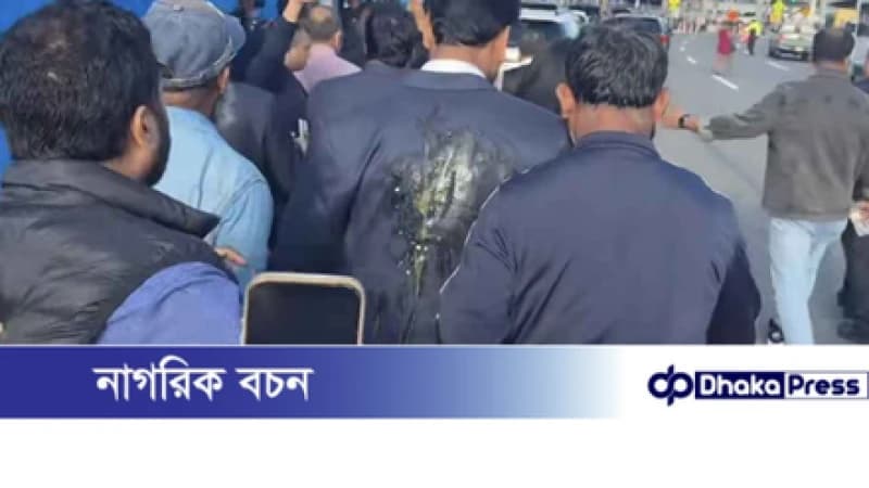 নিউইয়র্কে বিমানবন্দরে আখতারের ওপর ডিম নিক্ষেপ নিউইয়র্কে বিমানবন্দরে আখতারের ওপর ডিম নিক্ষেপ