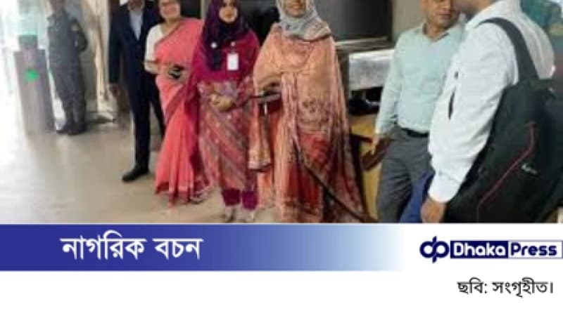 সচিবালয়ে আগতদের হাতে কাপড়ের ব্যাগ দিচ্ছে মনিটরিং টিম সচিবালয়ে আগতদের হাতে কাপড়ের ব্যাগ দিচ্ছে মনিটরিং টিম