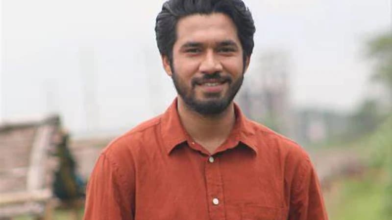 হাতকড়ায় আটকে যান গভীর রাতে অভিনেতা খায়রুল বাসার হাতকড়ায় আটকে যান গভীর রাতে অভিনেতা খায়রুল বাসার