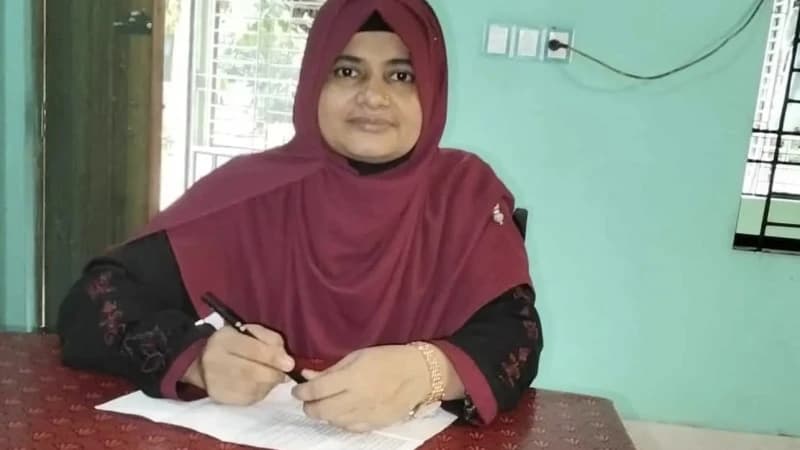 স্বামীর কাঁধে ভর করি স্বামীর কাঁধে ভর করি