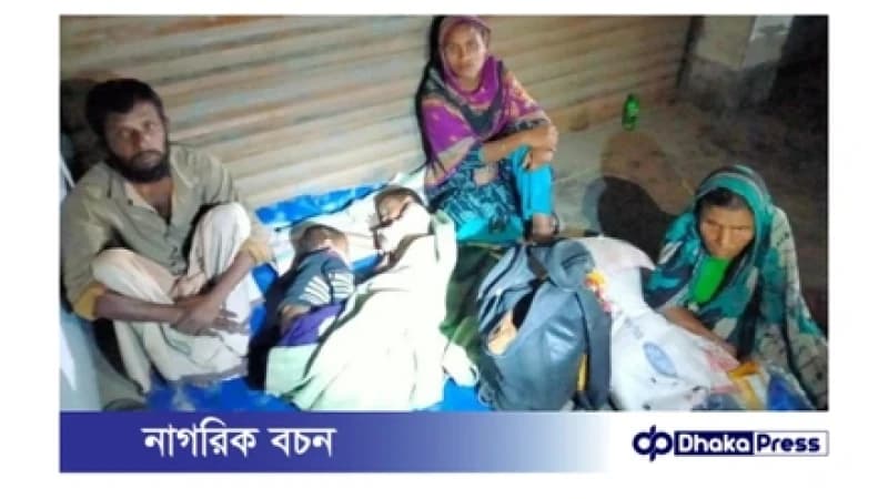 খোলা আকাশের নিচে রাত কাটছে কুড়িগ্রামের শহিদুলের পরিবারের খোলা আকাশের নিচে রাত কাটছে কুড়িগ্রামের শহিদুলের পরিবারের