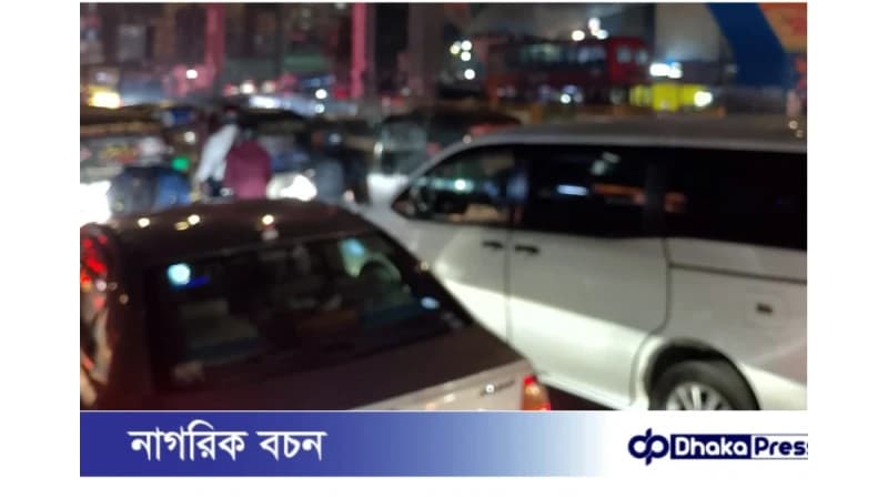 ঢাকা শহরের ট্রাফিক জ্যাম: অফিসগামী মানুষের দৈনন্দিন ভোগান্তি ঢাকা শহরের ট্রাফিক জ্যাম: অফিসগামী মানুষের দৈনন্দিন ভোগান্তি