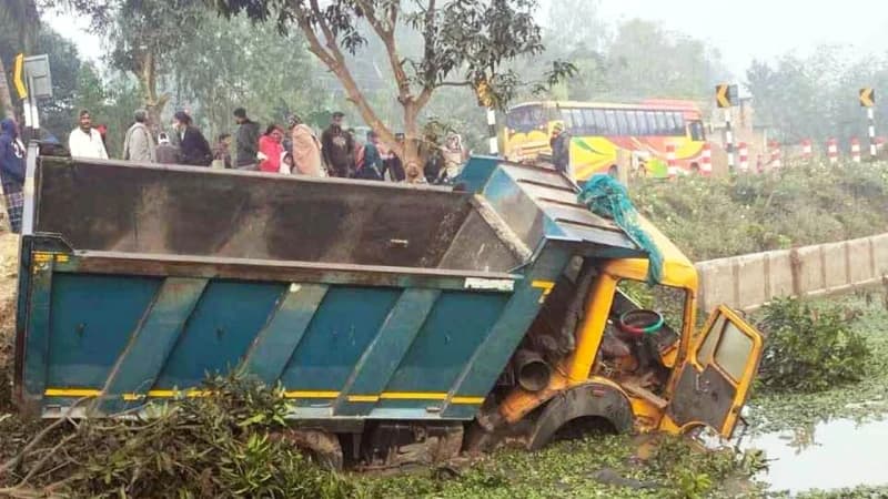 মহাদেবপুরে সকালেই সড়কে ঝরল ৫ প্রাণ মহাদেবপুরে সকালেই সড়কে ঝরল ৫ প্রাণ