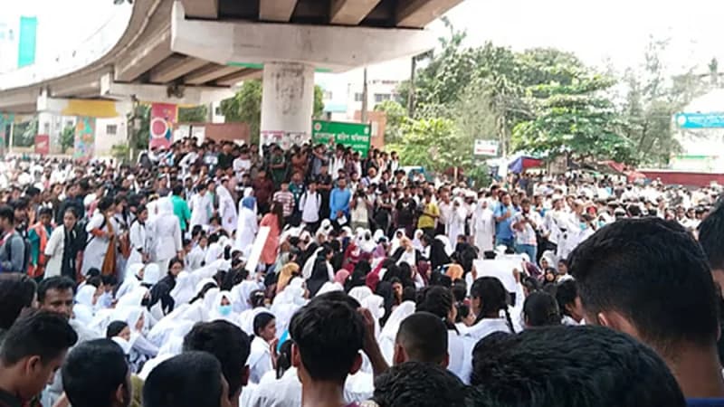 রাজধানীর তেজগাঁওয়ে কারিগরি শিক্ষার্থীদের সড়ক অবরোধ, তীব্র যানজট রাজধানীর তেজগাঁওয়ে কারিগরি শিক্ষার্থীদের সড়ক অবরোধ, তীব্র যানজট