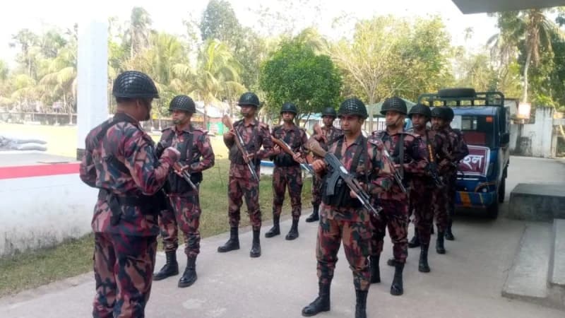 নির্বাচন ঘিরে ৩৩ ব্যাটালিয়নের ৩৫ প্লাটুন বিজিবি মোতায়েন নির্বাচন ঘিরে ৩৩ ব্যাটালিয়নের ৩৫ প্লাটুন বিজিবি মোতায়েন