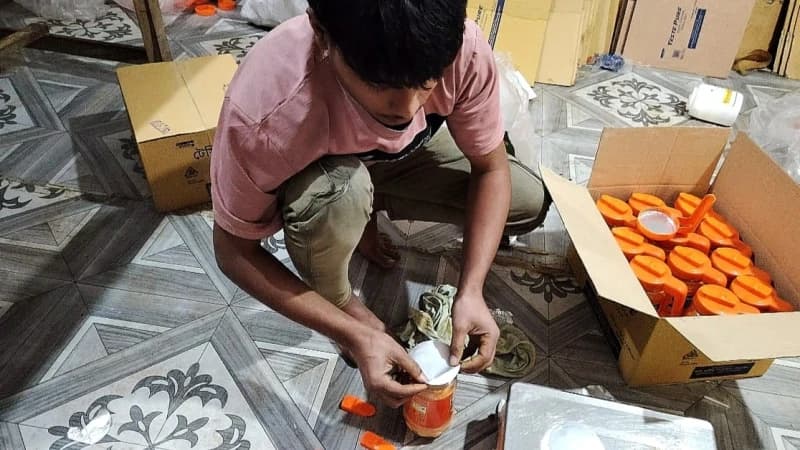 মুরাদনগরে নিম্নমানের কাঁচামালে পণ্য উৎপাদন, অনুমোদনহীন কারখানায় রমরমা বাণিজ্য মুরাদনগরে নিম্নমানের কাঁচামালে পণ্য উৎপাদন, অনুমোদনহীন কারখানায় রমরমা বাণিজ্য