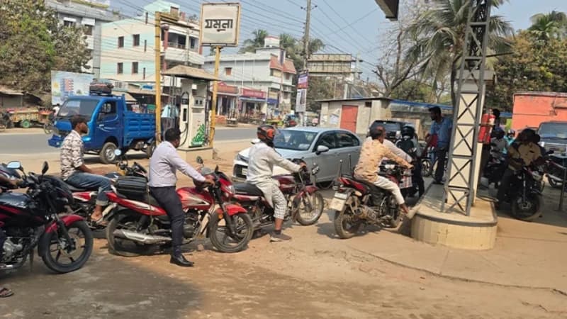 নওগাঁয় পেট্রোল পাম্পে বাড়তি চাপ, সংকটের আশঙ্কায় আগেভাগেই ট্যাংক পূর্ণ করছেন চালকরা নওগাঁয় পেট্রোল পাম্পে বাড়তি চাপ, সংকটের আশঙ্কায় আগেভাগেই ট্যাংক পূর্ণ করছেন চালকরা