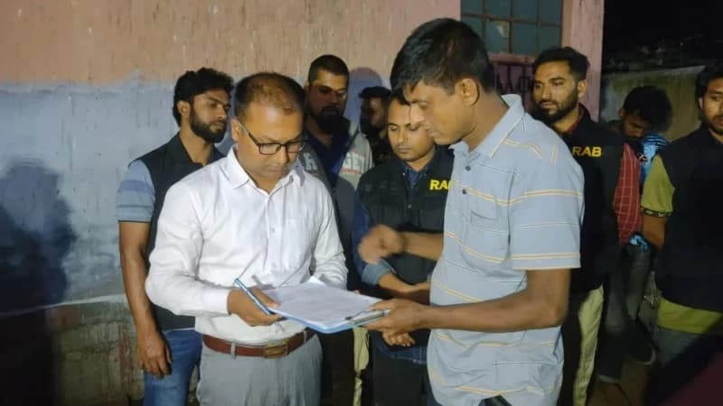 বগুড়ায় ভ্রাম্যমান আদালতের অভিযানে ১৬০০ কেজি পলিথিন জব্দ বগুড়ায় ভ্রাম্যমান আদালতের অভিযানে ১৬০০ কেজি পলিথিন জব্দ