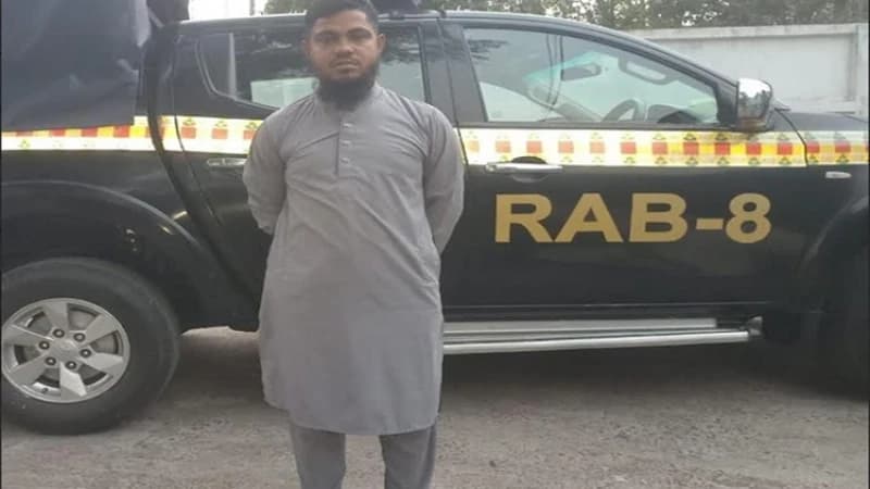 পটুয়াখালীতে র্যাবের অভিযানে শীর্ষ সন্ত্রাসী মোল্লা কাউসার গ্রেপ্তার পটুয়াখালীতে র্যাবের অভিযানে শীর্ষ সন্ত্রাসী মোল্লা কাউসার গ্রেপ্তার