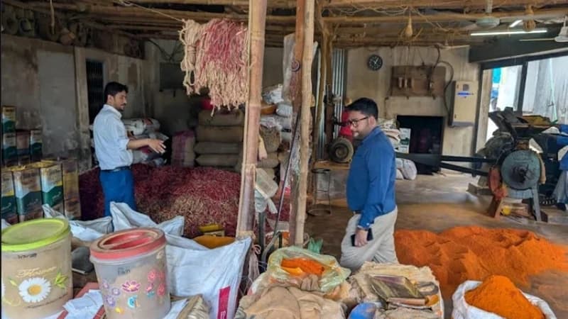 কুমিল্লায় মসলার মিলে ভোক্তার অভিযান, জরিমানা কুমিল্লায় মসলার মিলে ভোক্তার অভিযান, জরিমানা