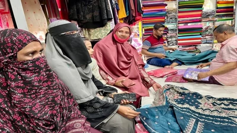পটুয়াখালীতে ঈদের কেনাকাটায় ব্যস্ত বিভিন্ন শ্রেণি-পেশার মানুষ পটুয়াখালীতে ঈদের কেনাকাটায় ব্যস্ত বিভিন্ন শ্রেণি-পেশার মানুষ