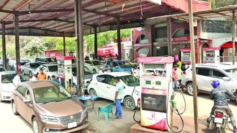 ২ লিটার জ্বালানি নিতে ৮ ঘণ্টা ২ লিটার জ্বালানি নিতে ৮ ঘণ্টা