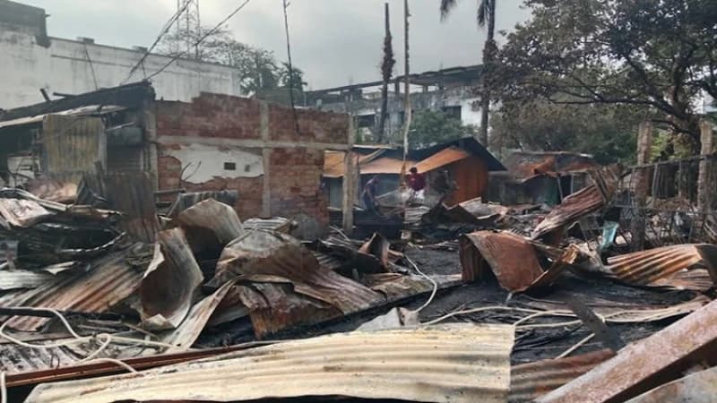 সুনামগঞ্জে আগুনে ১২টি দোকান পুড়ে ছাই সুনামগঞ্জে আগুনে ১২টি দোকান পুড়ে ছাই