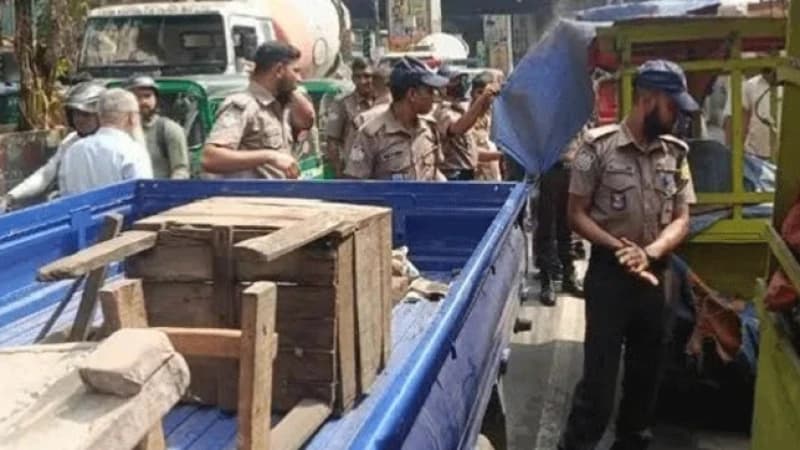 ফুটপাত-সড়ক দখলমুক্ত করতে অভিযানে ডিএমপি ফুটপাত-সড়ক দখলমুক্ত করতে অভিযানে ডিএমপি
