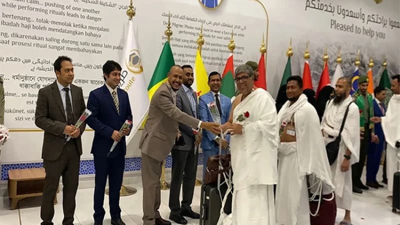 বাংলাদেশের প্রথম হজ ফ্লাইট সৌদি আরব পৌঁছেছে বাংলাদেশের প্রথম হজ ফ্লাইট সৌদি আরব পৌঁছেছে