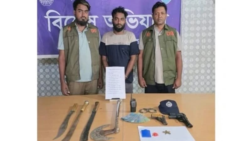 কুমিল্লায় বিদেশি অস্ত্র ও মাদকসহ যুবক গ্রেফতার কুমিল্লায় বিদেশি অস্ত্র ও মাদকসহ যুবক গ্রেফতার
