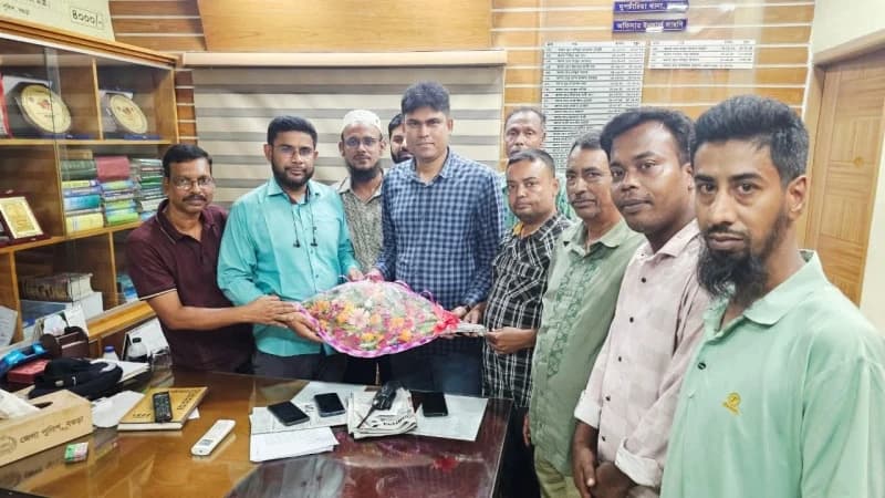 দুপচাঁচিয়ায় নবাগত ওসির সঙ্গে প্রেসক্লাব নেতৃবৃন্দের মতবিনিময় দুপচাঁচিয়ায় নবাগত ওসির সঙ্গে প্রেসক্লাব নেতৃবৃন্দের মতবিনিময়