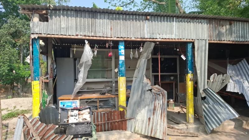টাঙ্গাইলে বাকি নিয়ে বিরোধে দফায় দফায় সংঘর্ষ, লুটপাট; আহত অন্তত ১০ টাঙ্গাইলে বাকি নিয়ে বিরোধে দফায় দফায় সংঘর্ষ, লুটপাট; আহত অন্তত ১০
