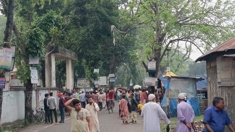 ফেসবুক পোস্ট ঘিরে রাজারহাটে ছাত্রদল-শিবির সংঘর্ষ, আহত ৬ ফেসবুক পোস্ট ঘিরে রাজারহাটে ছাত্রদল-শিবির সংঘর্ষ, আহত ৬