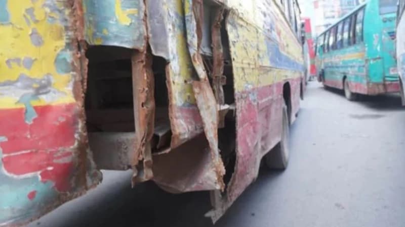 সরকার বদলালেও বদলায়নি ঢাকার লক্কড়ঝক্কড় বাস, যাত্রী ভোগান্তি চরমে সরকার বদলালেও বদলায়নি ঢাকার লক্কড়ঝক্কড় বাস, যাত্রী ভোগান্তি চরমে