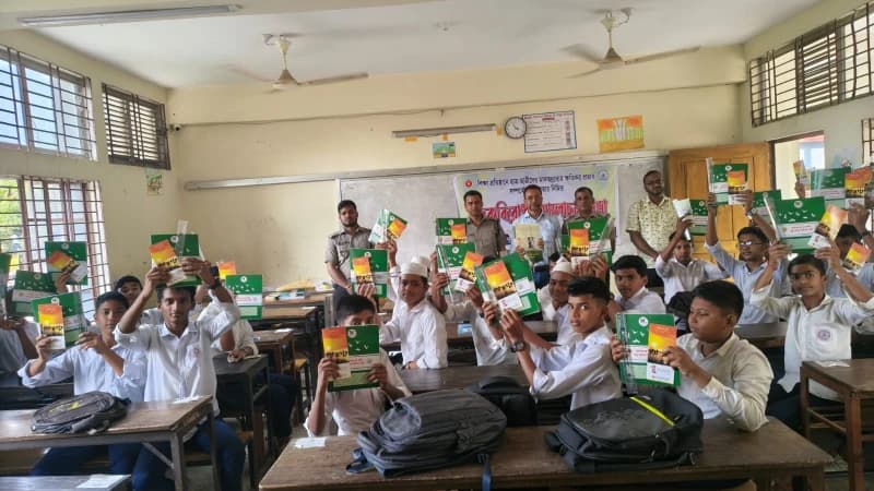 পটিয়ায় মাদকবিরোধী কার্যক্রম: শিক্ষার্থীদের মাঝে লিফলেট ও শিক্ষা উপকরণ বিতরণ পটিয়ায় মাদকবিরোধী কার্যক্রম: শিক্ষার্থীদের মাঝে লিফলেট ও শিক্ষা উপকরণ বিতরণ