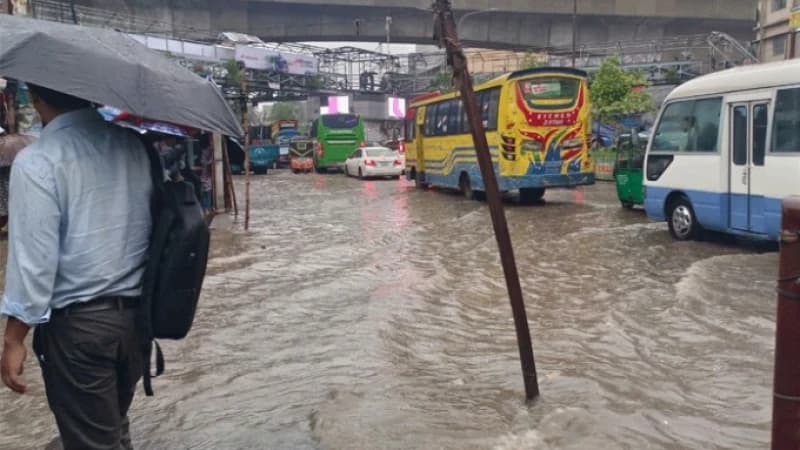 জলাবদ্ধতার সেই চিরচেনা রূপ ফিরলো রাজধানীতে জলাবদ্ধতার সেই চিরচেনা রূপ ফিরলো রাজধানীতে