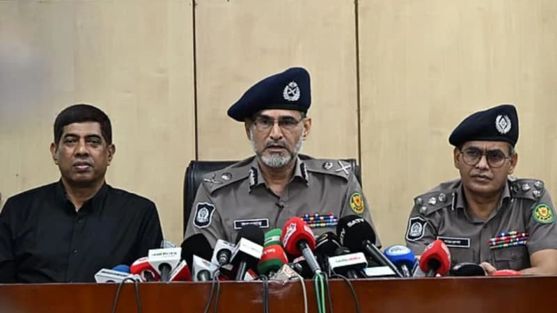 শীর্ষ সন্ত্রাসীর নাম ব্যবহারকারী অপরাধীদের দমনে কঠোর ডিএমপি শীর্ষ সন্ত্রাসীর নাম ব্যবহারকারী অপরাধীদের দমনে কঠোর ডিএমপি