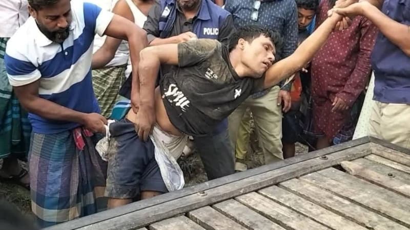 গাজীপুরে তিনজনকে পিটিয়ে হত্যা গাজীপুরে তিনজনকে পিটিয়ে হত্যা