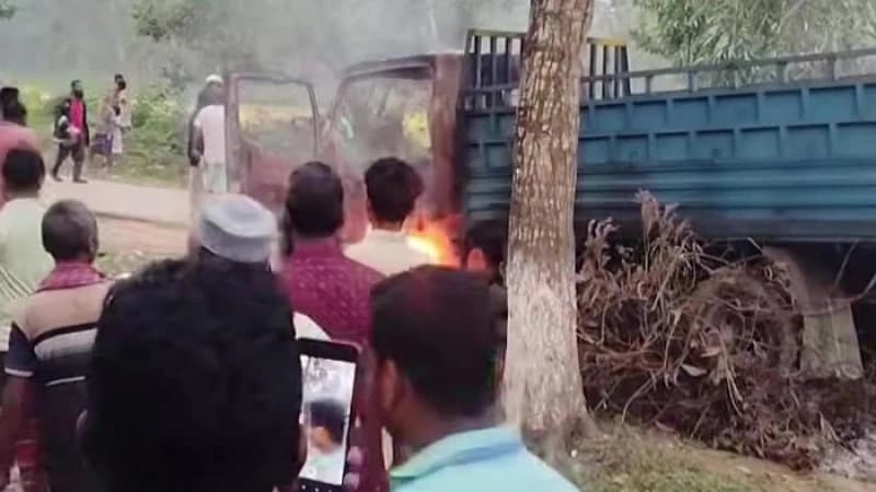 গরু চোর সন্দেহে তিনজনকে পিটিয়ে হত্যা, ট্রাকে আগুন গরু চোর সন্দেহে তিনজনকে পিটিয়ে হত্যা, ট্রাকে আগুন