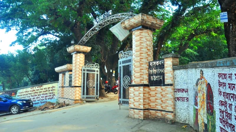 ছুটির দিনে দর্শনার্থীদের পদচারণায় মুখর ডিসি হিল ছুটির দিনে দর্শনার্থীদের পদচারণায় মুখর ডিসি হিল