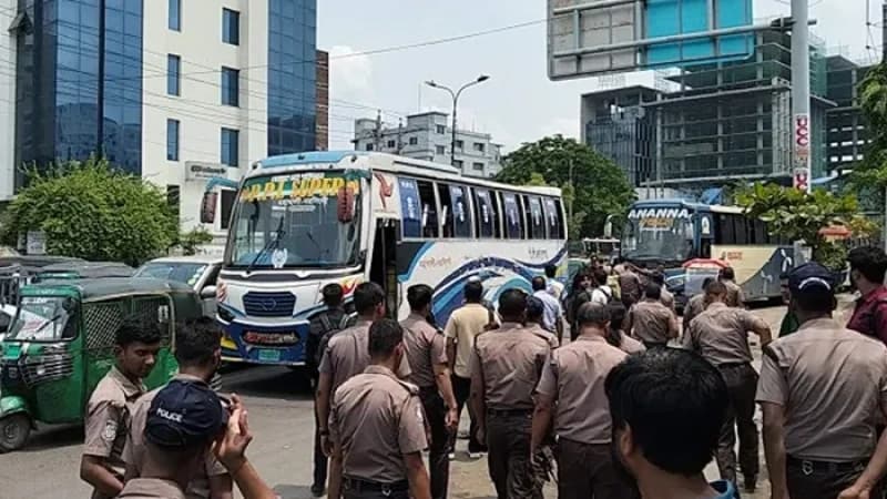 মহাখালীতে অবৈধ পার্কিংয়ের দায়ে শতাধিক মামলা মহাখালীতে অবৈধ পার্কিংয়ের দায়ে শতাধিক মামলা