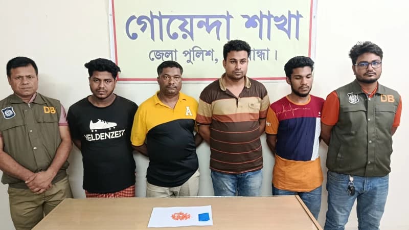 রাতভর ডিবির মাদকবিরোধী অভিযান, ৪ মাদক কারবারি গ্রেফতার রাতভর ডিবির মাদকবিরোধী অভিযান, ৪ মাদক কারবারি গ্রেফতার