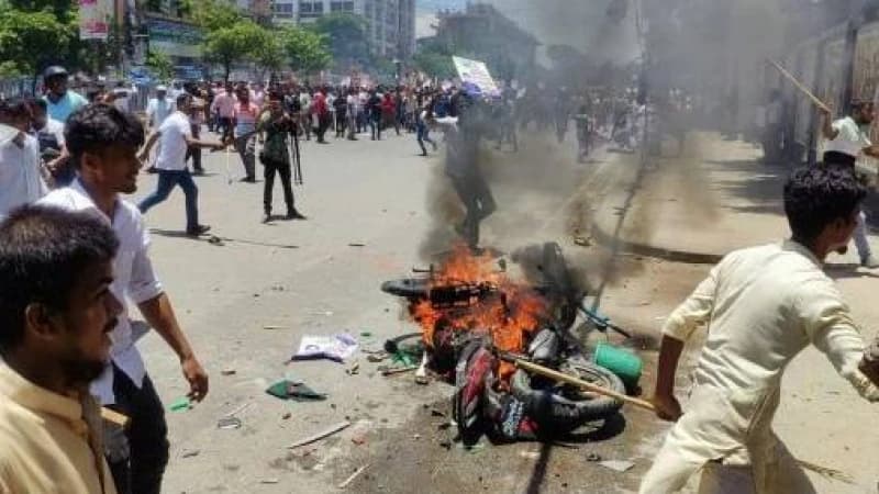 মিরপুরে সরকারি বাঙলা কলেজের সামনে বিএনপির পদযাত্রায় হামলা মিরপুরে সরকারি বাঙলা কলেজের সামনে বিএনপির পদযাত্রায় হামলা