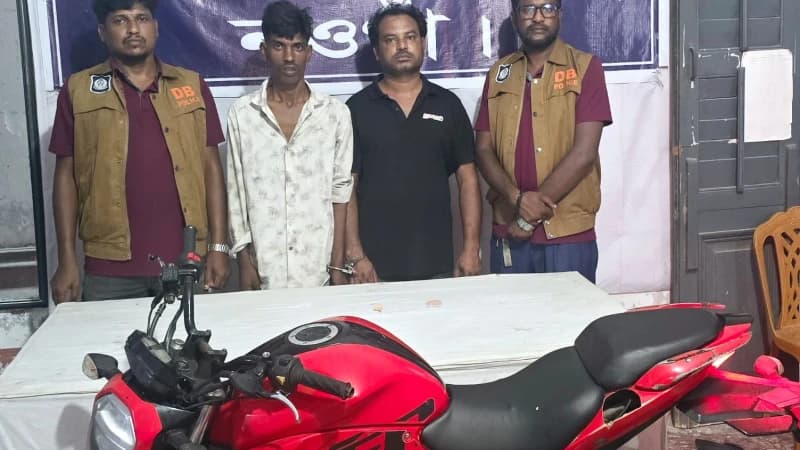 নওগাঁয় ডিবি পুলিশের অভিযানে ইয়াবাসহ আটক ২ নওগাঁয় ডিবি পুলিশের অভিযানে ইয়াবাসহ আটক ২