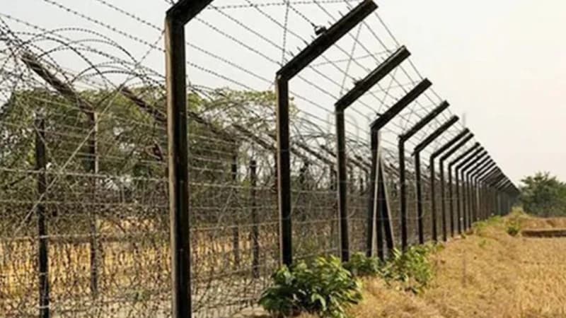 সীমান্তে কাঁটাতারের বেড়া দেবে বাংলাদেশ সীমান্তে কাঁটাতারের বেড়া দেবে বাংলাদেশ