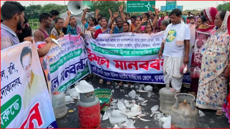 চাঁদাবাজির প্রতিবাদে সড়কে মাছ, বরফ ও গ্যাস সিলিন্ডার রেখে জেলেদের বিক্ষোভ চাঁদাবাজির প্রতিবাদে সড়কে মাছ, বরফ ও গ্যাস সিলিন্ডার রেখে জেলেদের বিক্ষোভ