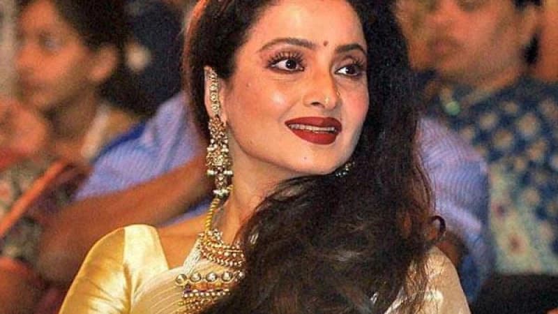 সহকারীর সঙ্গে রেখার সম্পর্ক নিয়ে বিভ্রান্তিকর তথ্য সহকারীর সঙ্গে রেখার সম্পর্ক নিয়ে বিভ্রান্তিকর তথ্য