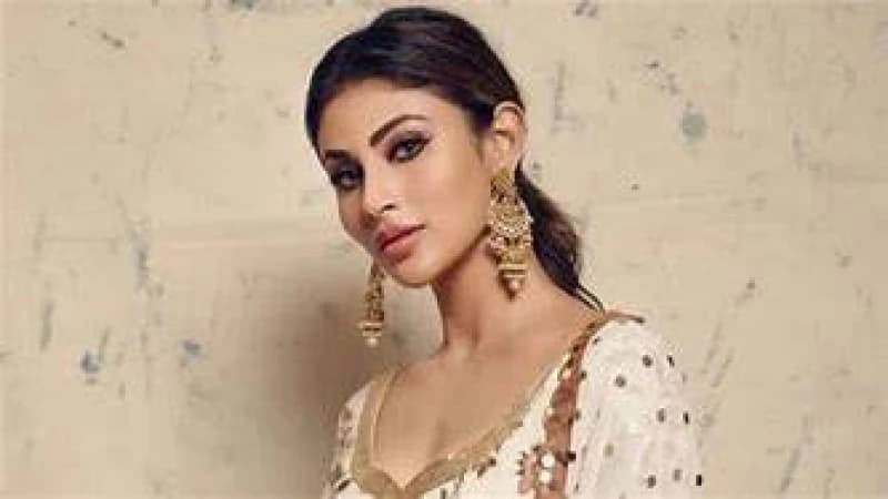 নয় দিন পর হাসপাতাল থেকে বাড়ি ফিরলেন মৌনি রায় নয় দিন পর হাসপাতাল থেকে বাড়ি ফিরলেন মৌনি রায়