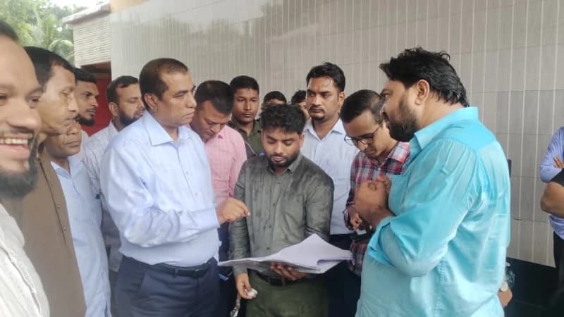 পটিয়ায় ফুলকলি ও বনফুল ফ্যাক্টরি পরিদর্শনে এমপি এনামুল হক, স্বাস্থ্যসম্মত পরিবেশ বজায় রাখার তাগিদ