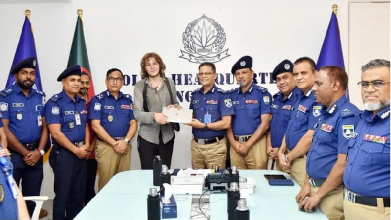 জার্মান পর্যটকের হারানো ল্যাপটপ উদ্ধার করে হস্তান্তর করল পুলিশ জার্মান পর্যটকের হারানো ল্যাপটপ উদ্ধার করে হস্তান্তর করল পুলিশ