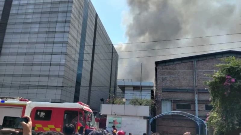 গাজীপুরে ওষুধ কারখানায় ভয়াবহ আগুন, নিয়ন্ত্রণে কাজ করছে ২০ ইউনিট গাজীপুরে ওষুধ কারখানায় ভয়াবহ আগুন, নিয়ন্ত্রণে কাজ করছে ২০ ইউনিট