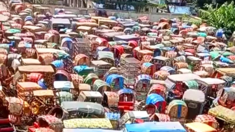 অভিযানেও থামছে না অবৈধ অটোরিকশা, ডাম্পিং এড়াতে আরও বেপরোয়া চালকরা অভিযানেও থামছে না অবৈধ অটোরিকশা, ডাম্পিং এড়াতে আরও বেপরোয়া চালকরা
