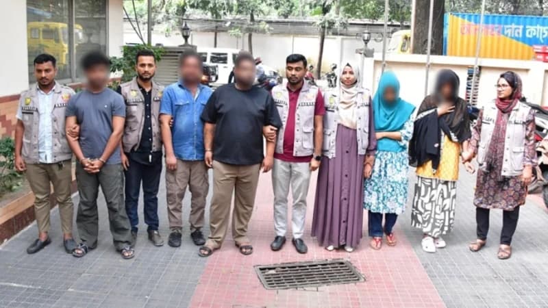প্রেমের ফাঁদে বিত্তবান পুরুষ, আপত্তিকর ছবি ছড়িয়ে দেওয়ার ভয় দেখিয়ে অর্থ আদায়: গ্রেপ্তার ৫ প্রেমের ফাঁদে বিত্তবান পুরুষ, আপত্তিকর ছবি ছড়িয়ে দেওয়ার ভয় দেখিয়ে অর্থ আদায়: গ্রেপ্তার ৫