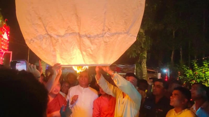 পটিয়ায প্রবারনা পূর্ণিমার ফানুস উড়াচ্ছেন এমপি আলহাজ্ব এনামুল হক এনাম পটিয়ায প্রবারনা পূর্ণিমার ফানুস উড়াচ্ছেন এমপি আলহাজ্ব এনামুল হক এনাম