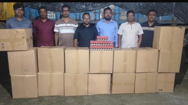 কক্সবাজারে ৪ লাখ ৬১ হাজার নকল ব্যান্ডরোলযুক্ত সিগারেট জব্দ কক্সবাজারে ৪ লাখ ৬১ হাজার নকল ব্যান্ডরোলযুক্ত সিগারেট জব্দ