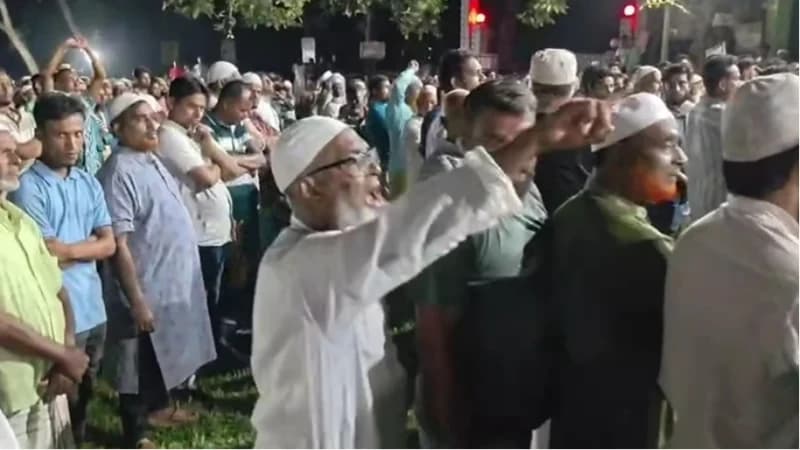 ছাত্রদল নেতা শাকিলের জানাজায় এমপিকে লক্ষ্য করে ‘ভুয়া ভুয়া’ স্লোগান, উত্তেজনা ছাত্রদল নেতা শাকিলের জানাজায় এমপিকে লক্ষ্য করে ‘ভুয়া ভুয়া’ স্লোগান, উত্তেজনা